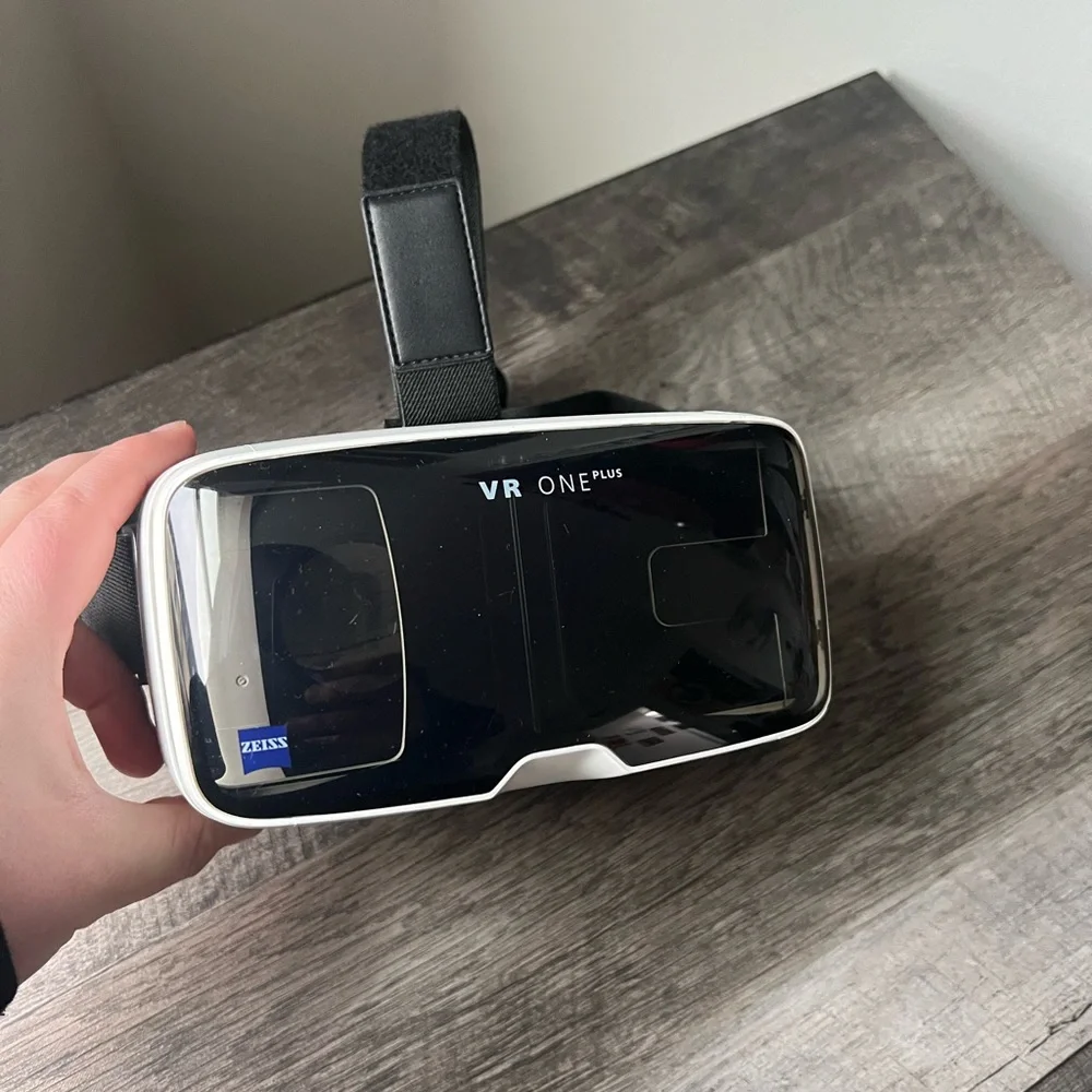 Zeiss VR One Plus virtual reality goggles